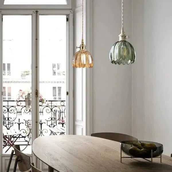Elegante Pendelleuchte aus Glas in Blumenform - Atmosphärisches Licht