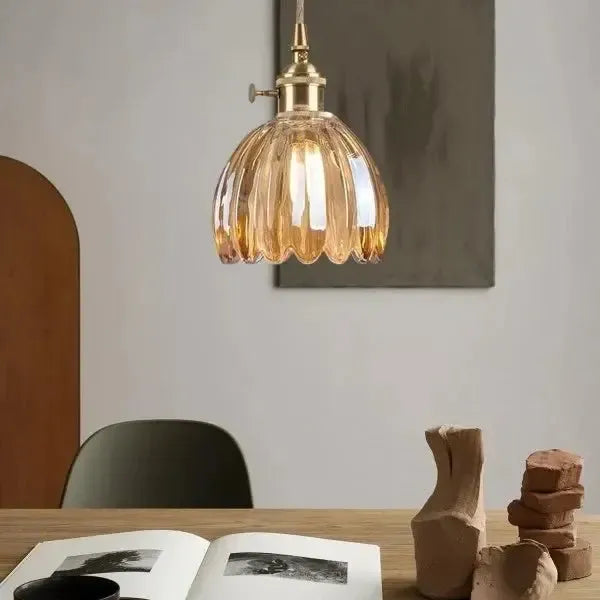 Elegante Pendelleuchte aus Glas in Blumenform - Atmosphärisches Licht